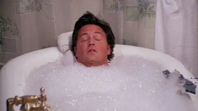 El de cuando Chandler se da un baño